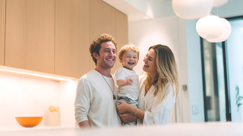 משפחה מאושרת במטבח חדש ומואר – ארץ מטבחים | Eretz Kitchens, מטבחים איכותיים בעיצוב מוקפד עבור מעצבות ואדריכלים.